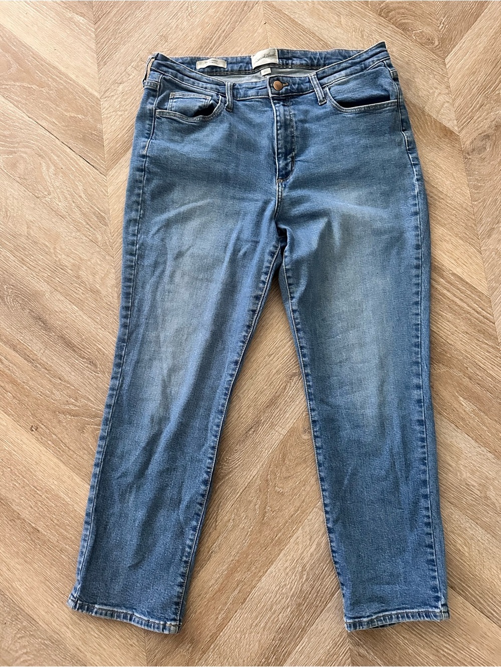 Universal Thread Women's Straight-Leg Jeans in Medium Blue Wash